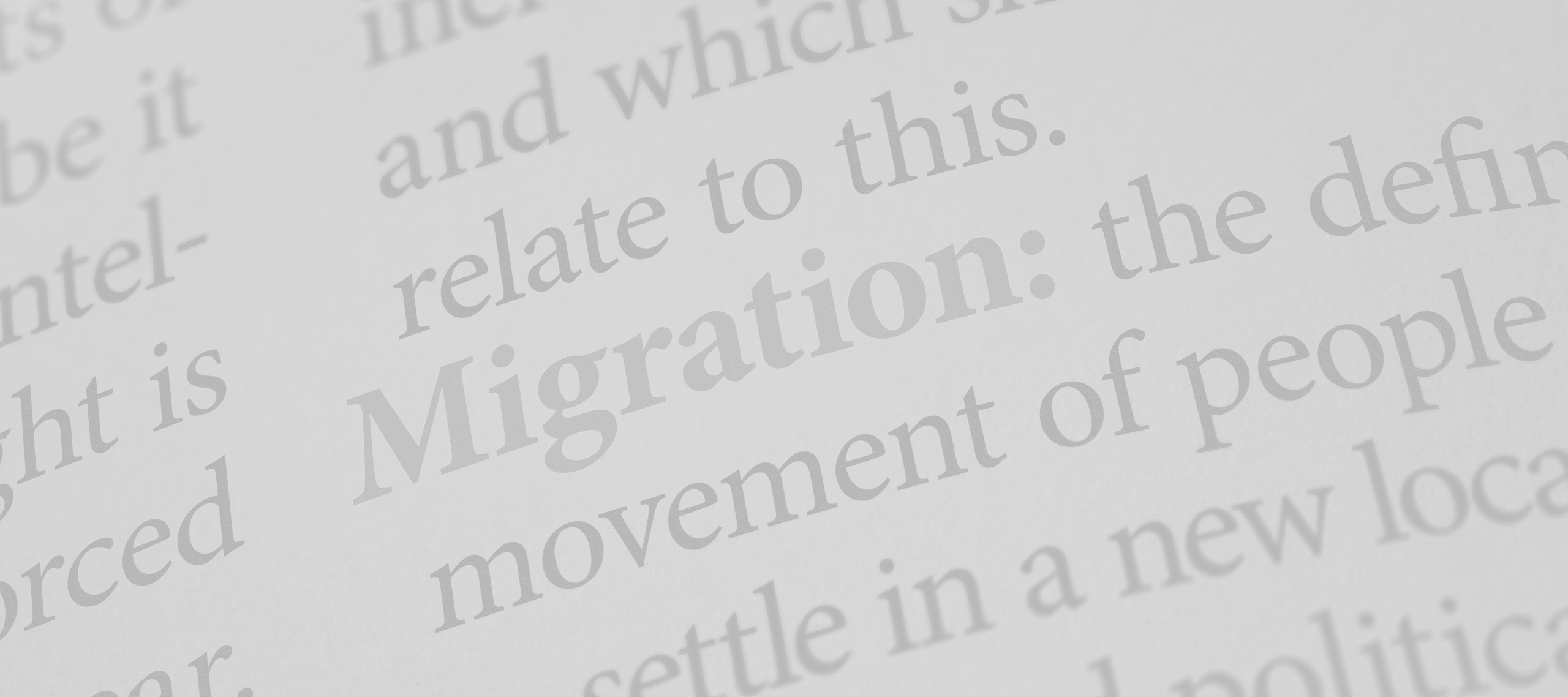 Zdjęcie kartki z definicją migracji w języku angielskim